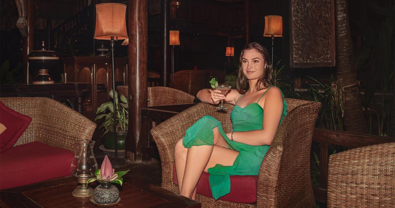 Angkor Village Hotel - Small Luxury Hotels Of The World Сием Реап Екстериор снимка A woman in a green dress
