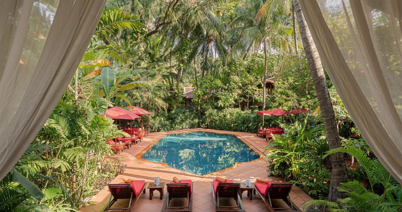 Angkor Village Hotel - Small Luxury Hotels Of The World Сием Реап Екстериор снимка The pool at the hotel